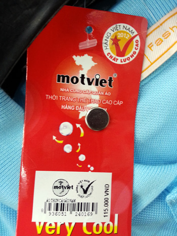 rong[-]thiết[-]kế[-]hình[-]tròn[-]logo[-]motviet[-]có[-]rất[-]nhiều[-]không[-]gian[-]trống,[-]hoàn[-]toàn[-]có[-]diện[-]tích[-]để[-]ghi[-]lại[-]đầy[-]đủ[-]chủ[-]quyền[-]hai[-]quần[-]đảo[-]Hoàng[-]Sa[-]và[-]Trường[-]Sa[-]của[-]Việt[-]Nam,[-]tuy[-]nhiên[-]người[-]thiết[-]kế[-]đã[-]bỏ[-]quên.[-]Điều[-]này[-]đã[-]khiến[-]toàn[-]bộ[-]sản[-]phẩm[-]của[-]motviet[-]tại[-]BigC[-]Thăng[-]Long[-]bị[-]thu[-]hồi[-]cho[-]đến[-]khi[-]thay[-]đổi[-]được[-]tem[-]mác.